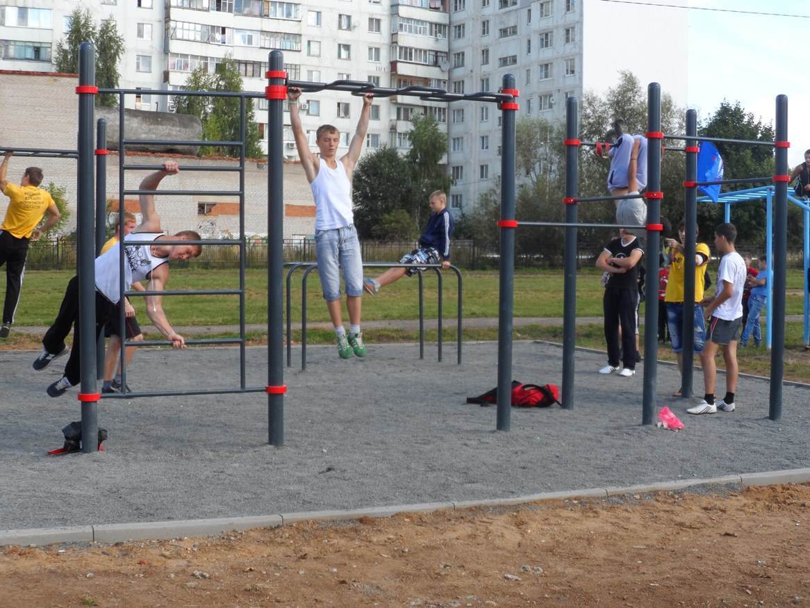 Спортивная площадка во дворе. Спортивная площадка. Воркаут площадка. Дворовые спортивные площадки.